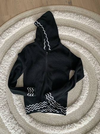 Pulli lang mit Kaputze, sportlich, Gr. S (je CHF 12.-)