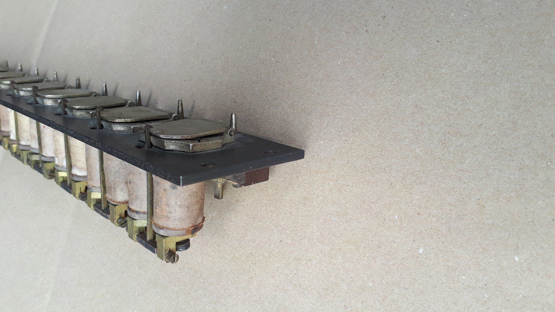 Interruttori: Antike Elektromechanische Fallklappenleiste – Usato da Madiswil venduto da 20gls 8