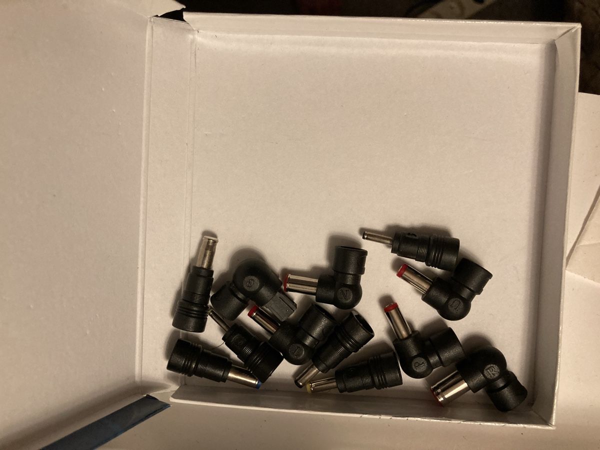 Targus Caricabatterie: Targus universal charger API2AD62 mit diversen Tips – Usato da Flawil venduto da rcnkr 4