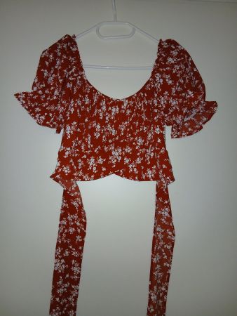 Blumen-Crop-Top mit Schleife am Rücken