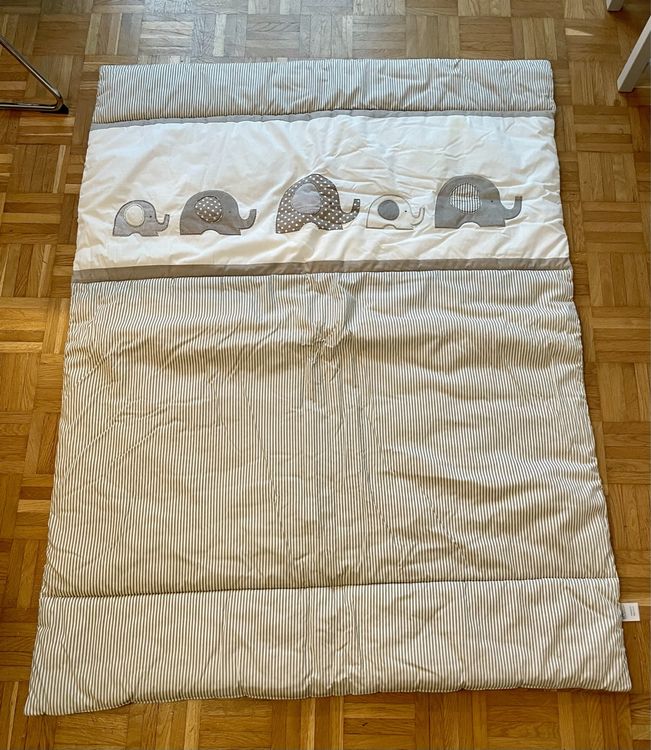 Schardt Krabbeldecke Cherries Grey – 100 X 135 Cm, 100% Baumwolle, Weiche Polyester-Füllung, Mit Stickerei, Waschbar Bei 30°C