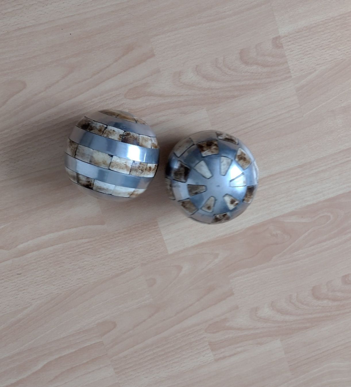 Tutte le decorazioni: DEKOR KUGELN HOLZ MIT SILBER – Usato da Romanshorn venduto da Stubsinator 2