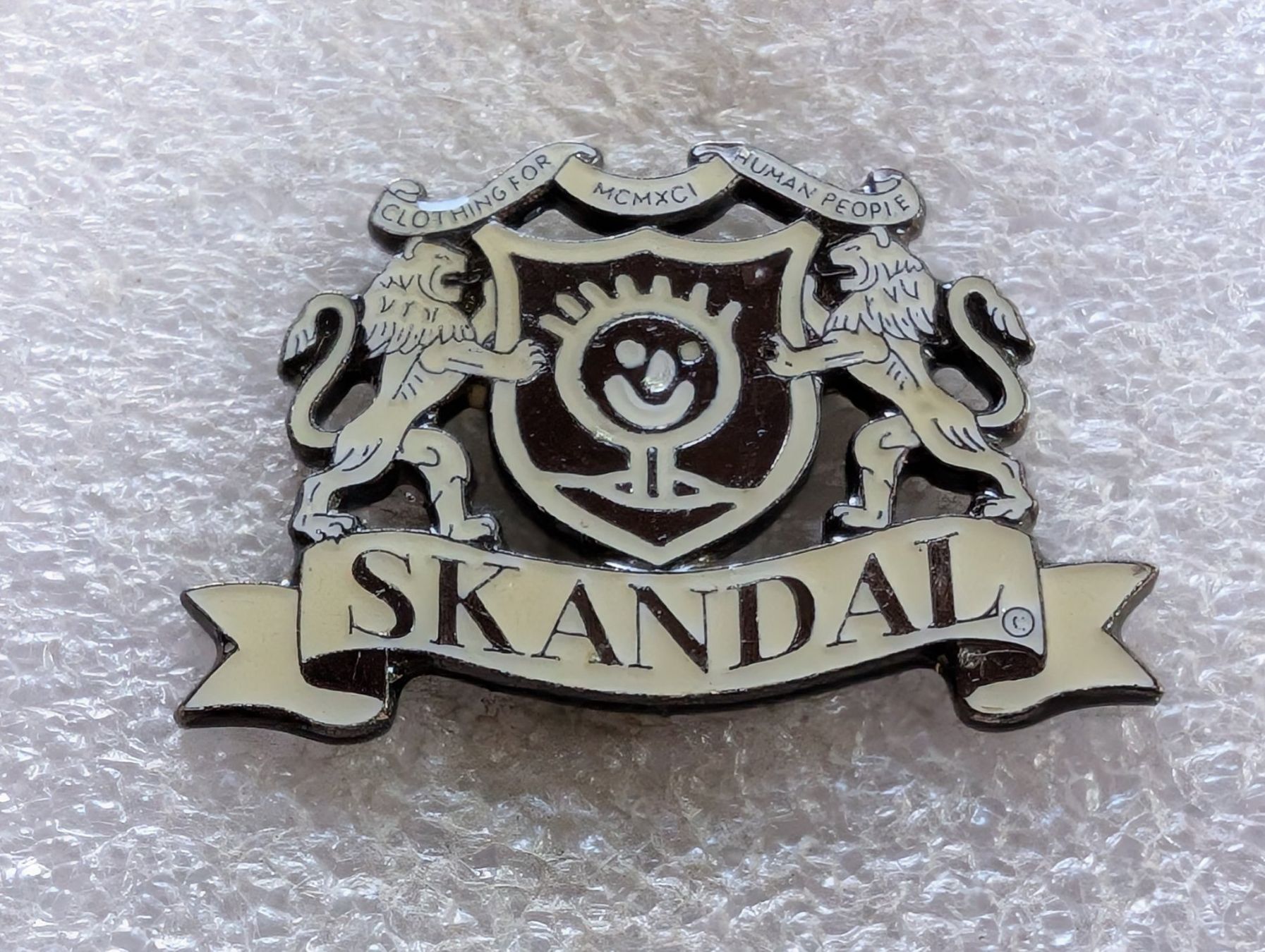 Plaketten & Abzeichen: Ansteckpin 186: Skandal – Gebraucht aus Oppligen von Pin-Fall-Shop