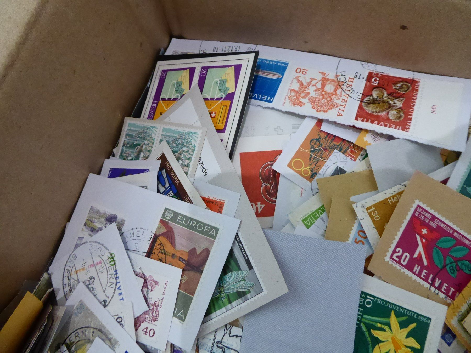Tutti i francobolli: Interessanter Posten Schweiz auf Papier – Usato da Rothrist venduto da swisstools 2