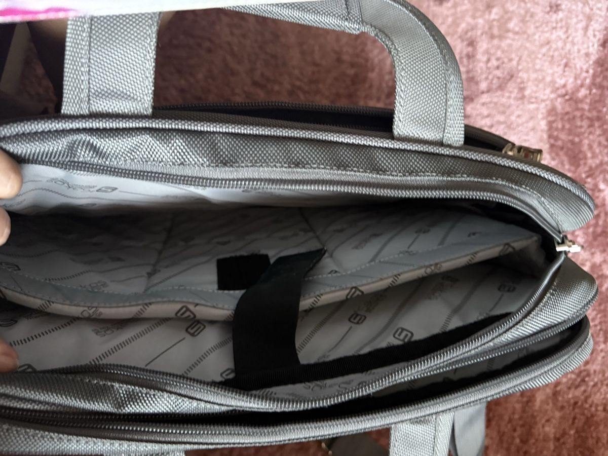 Valises & Sacs: Laptoptasche  grau  , nie gebraucht .  – Neuf (Voir description) à Biel/Bienne par Katja01112 6