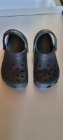 schwarze Crogs 