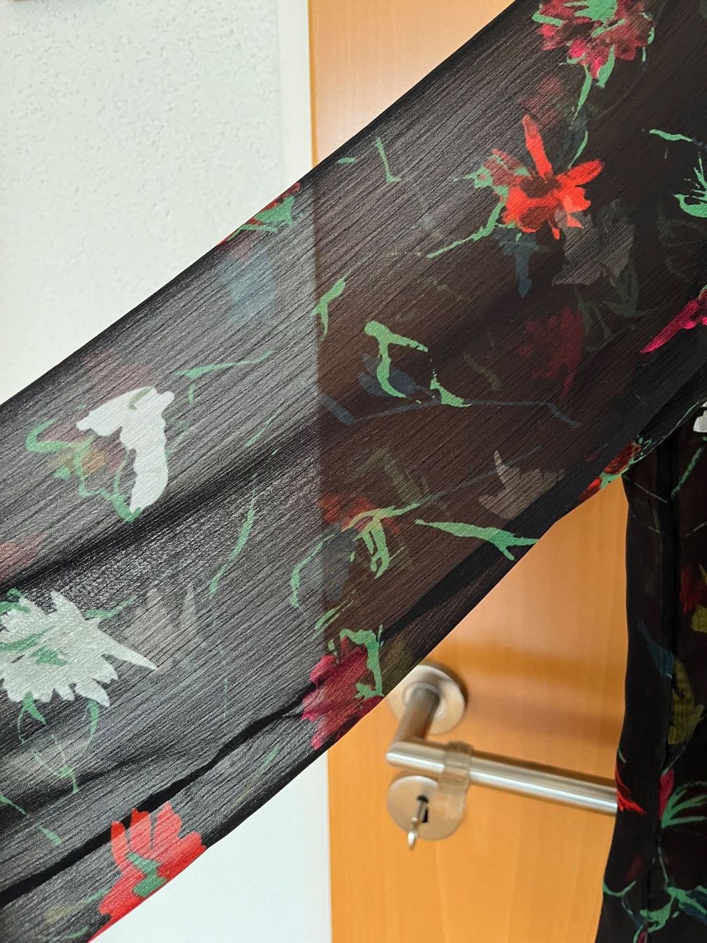 Esprit Blusen: Schwarze Bluse mit Blumenmuster, Grösse 38 Esprit – Gebraucht aus Kreuzlingen von zwergli05 1