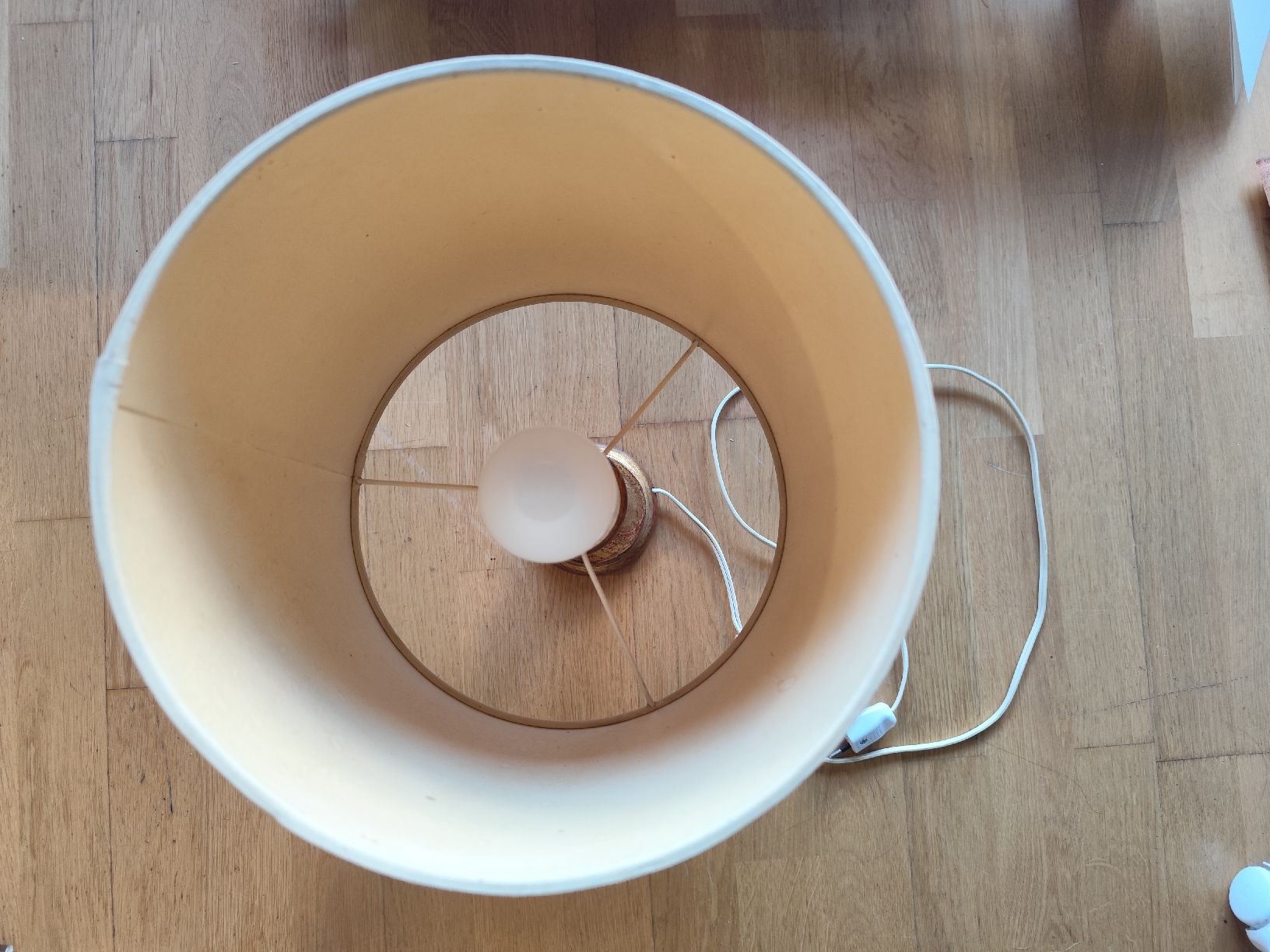 Lampen: Table Lamp Gold Base Cream Shade – Gebraucht aus Zürich von chu_dn2x 1