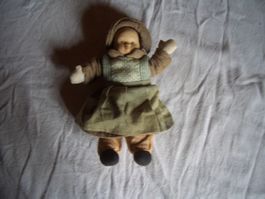 Alte Stoffpuppe mit Strickweste und Kleidchen, Sammlerstück.