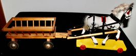 Holzpferd mit Wagen, altes Spielzeug