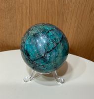 Wunderschöne Chrysokolla Kugel mit Ständer aus Peru