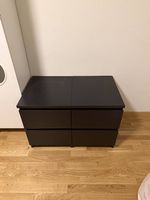 2 schwarze Nachttische mit je 2 Schubladen