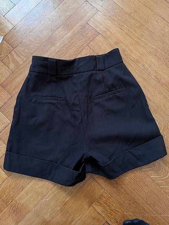 Pantaloni: Short noir, taille 8 – Usato da Lausanne venduto da sugarplumfairy 3