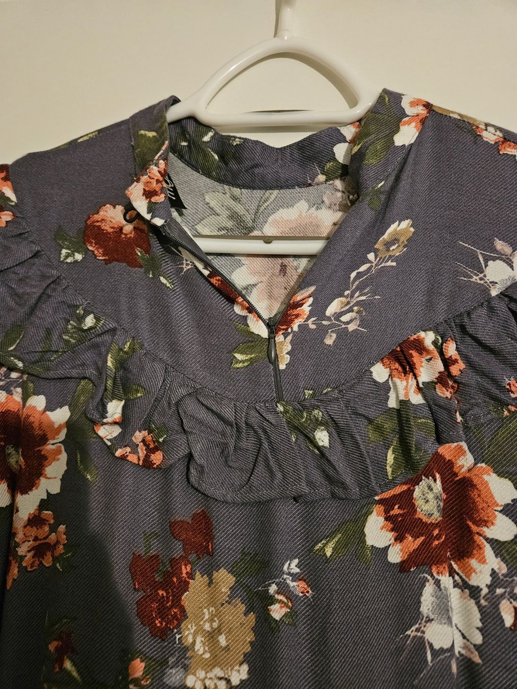 Vestiti: Herbstkleid Blumenmuster Rüschen Gr. XL dunkelgrau Midi e... – Nuovo (secondo la descrizione) da Sennhof (Winterthur) venduto da HG2019 4