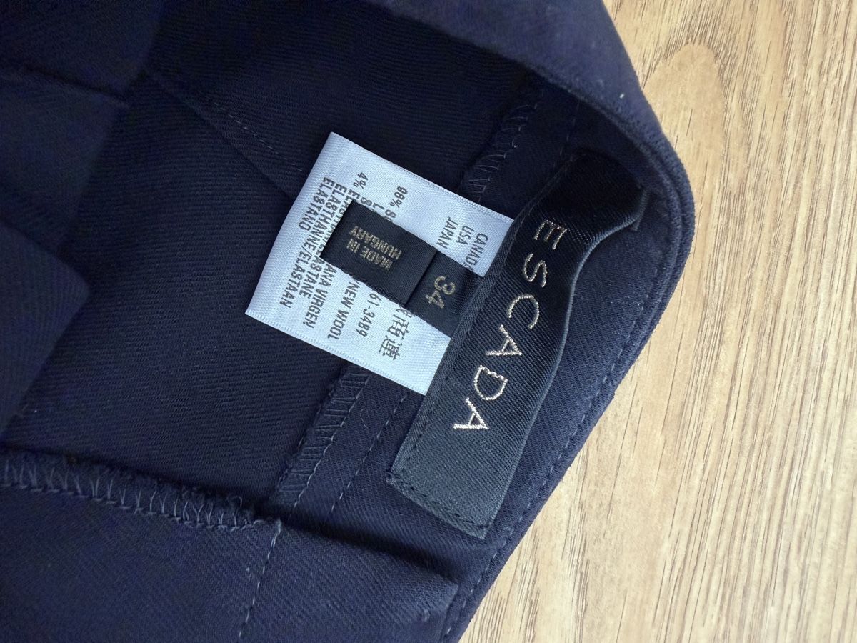 Escada Hosen: Escada Navy Wool Blend Cropped Pants, Size 34 vintage – Gebraucht aus Knonau von Grapesvintage 5