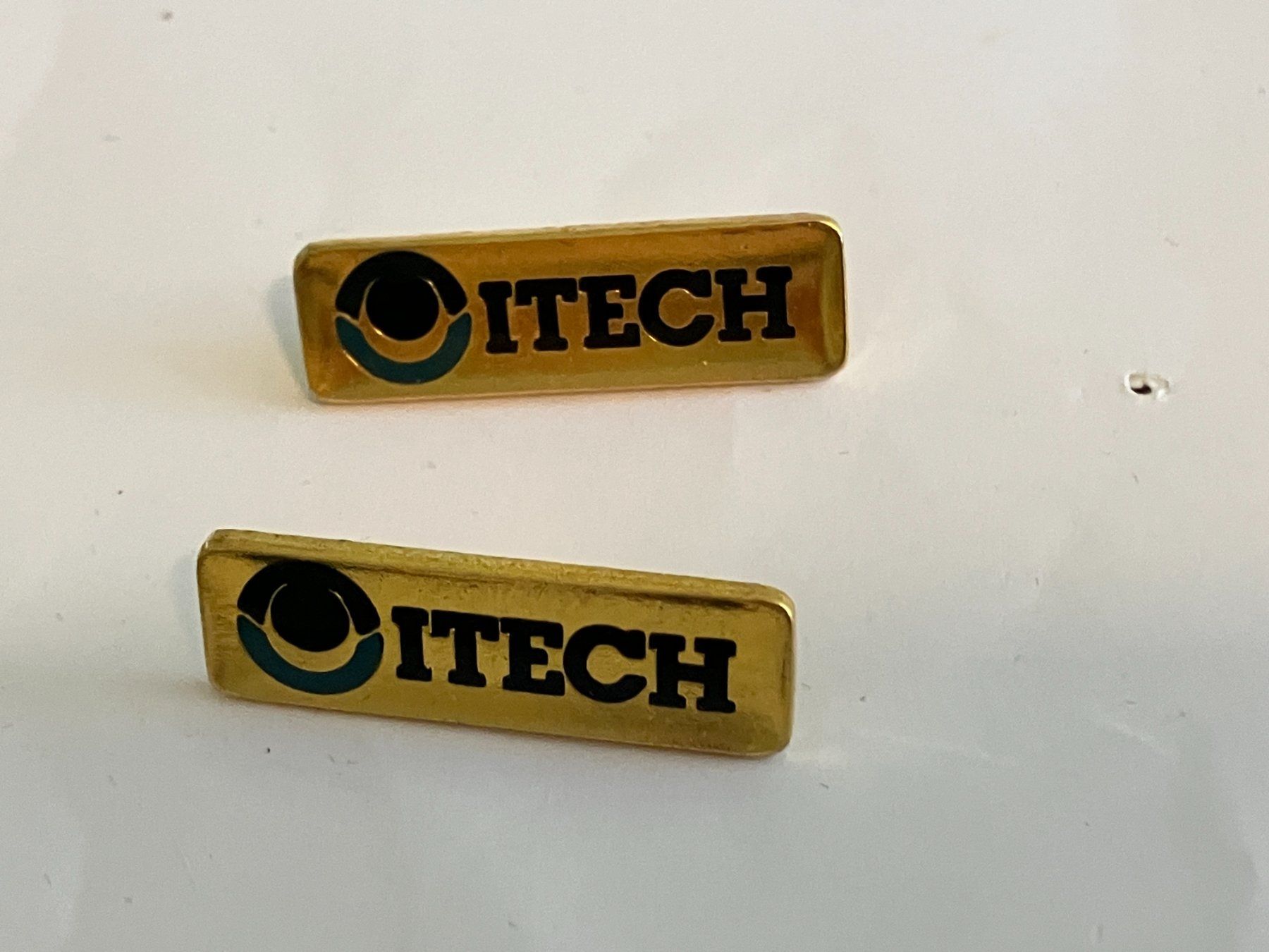 Placchette & Badge: 2 Pin Itech – Usato da Basel venduto da djwwpp
