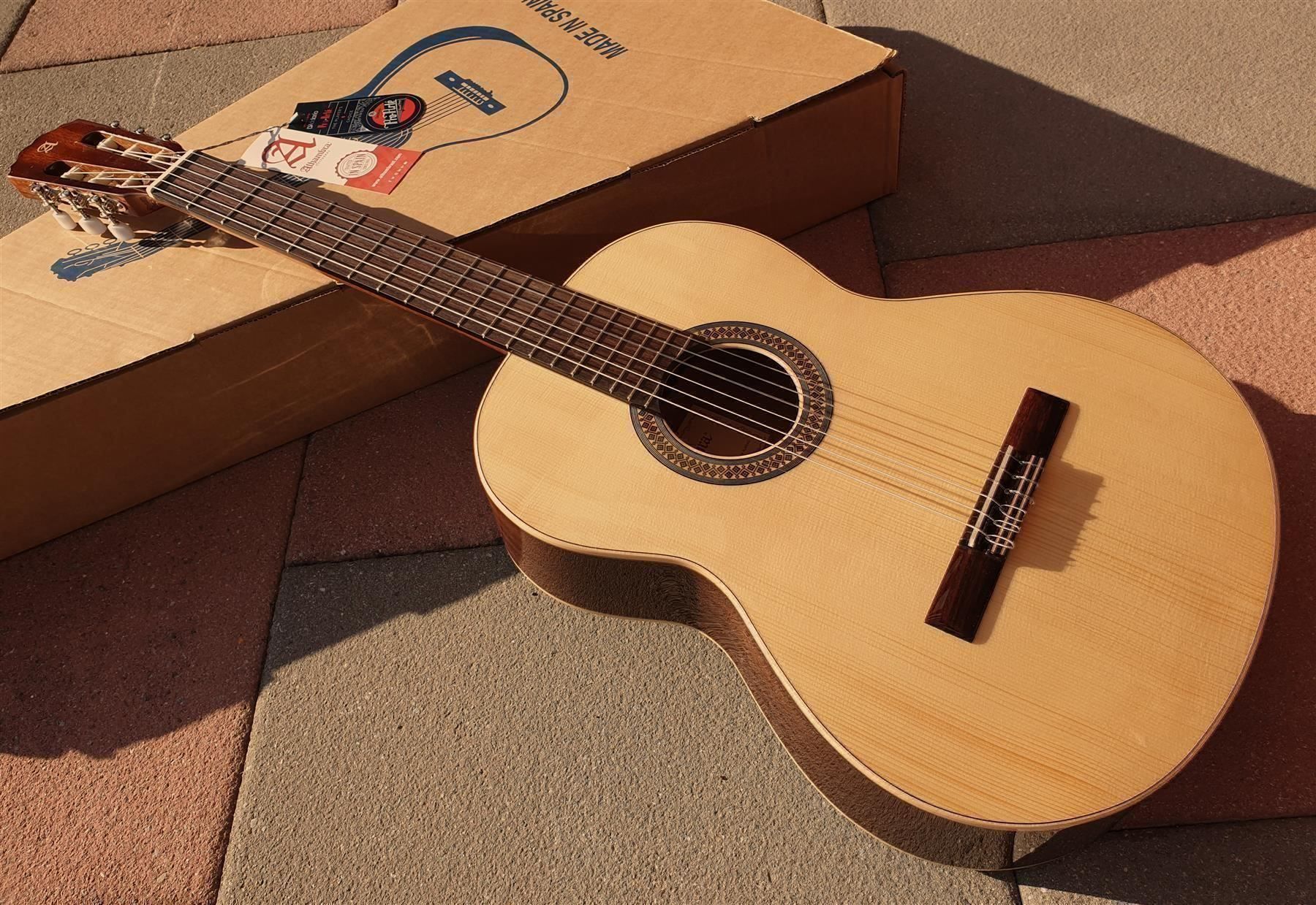 Alhambra Strumenti musicali: Klassische Gitarre Alhambra 4/4-tel, 2CA – Nuovo (secondo la descrizione) da Wöschnau venduto da Musikhaus-Luethy5012 1