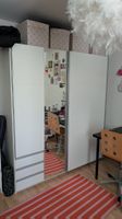 Weisser Schrank mit schwebetüren und Spiegel