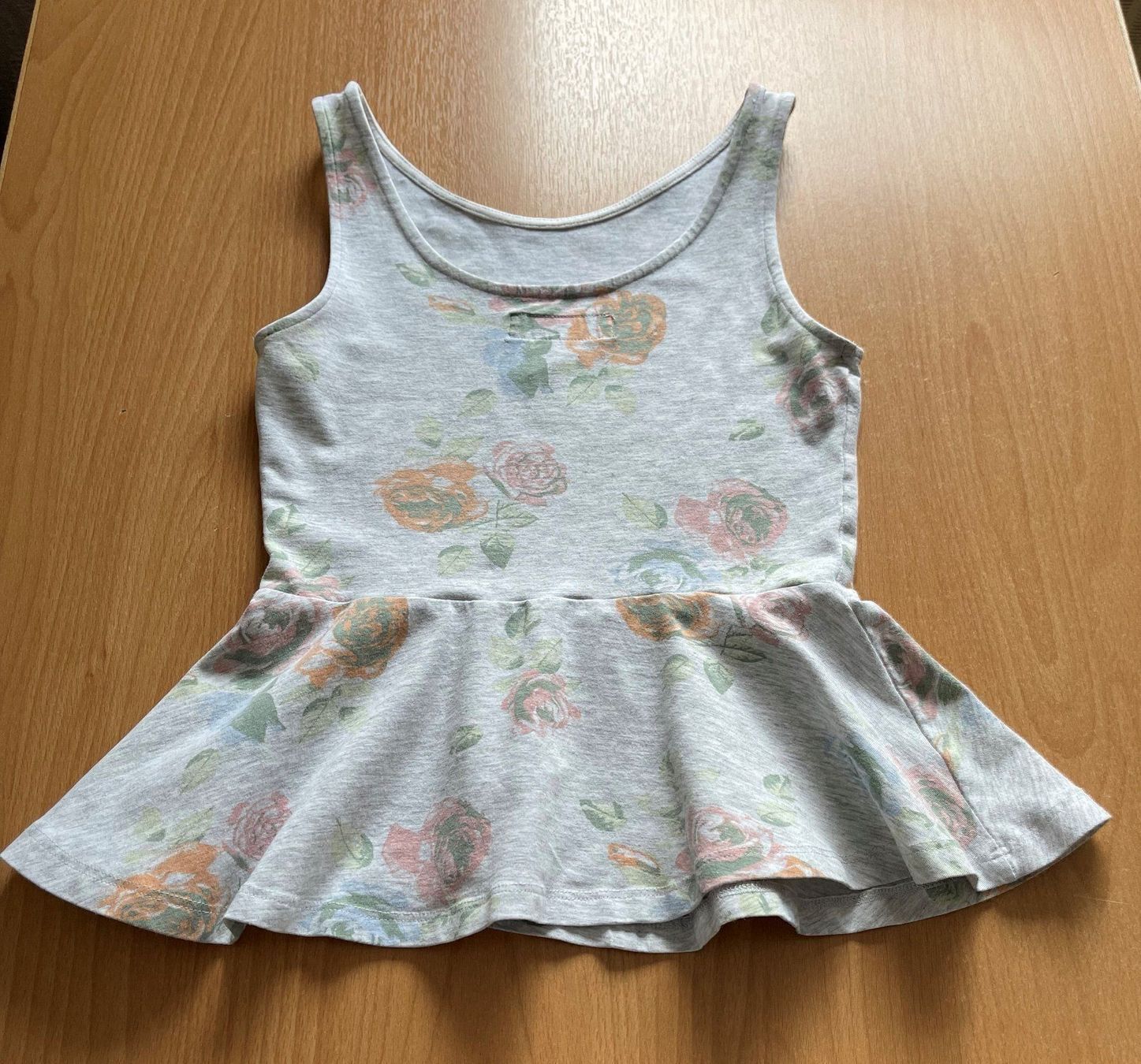 Blusen, T-Shirts & Tops: T-Shirt grau mit Rosen – Gebraucht aus Basel von Seifehuesli 3