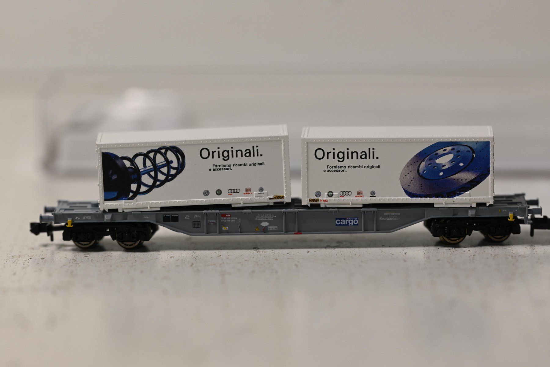 Modellini di ferrovie: Güterwagen mit Container Spur N – Usato da Laupen ZH venduto da Zmoewe 5