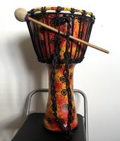 Bunter Djembe Trommel mit Stöcken – Super Zustand, Deko!