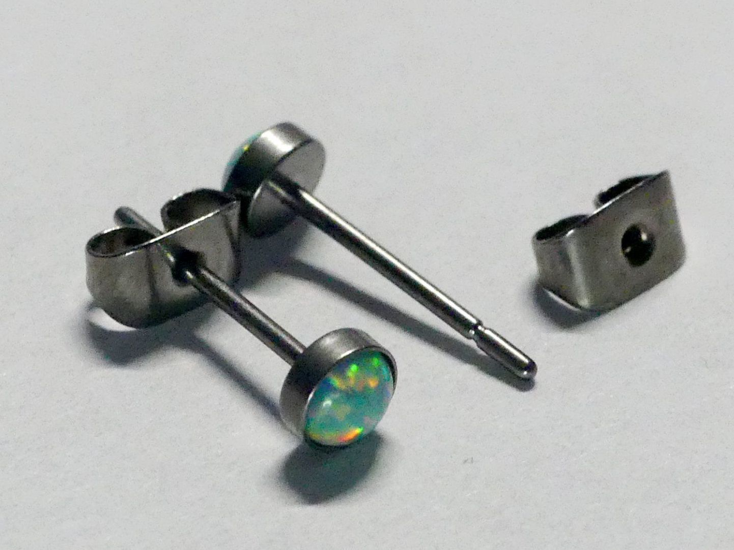 Orecchini pendenti & Orecchini a lobo: Ohrsteker aus Titanium mit Opal – Nuovo e nell'imballaggio originale da Matten b. Interlaken venduto da kero71 3