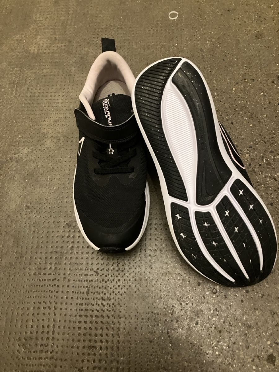 Nike Schuhe für Jungen: Hallenturnschuhe Nike – Gebraucht aus Solothurn von PaulHase 1