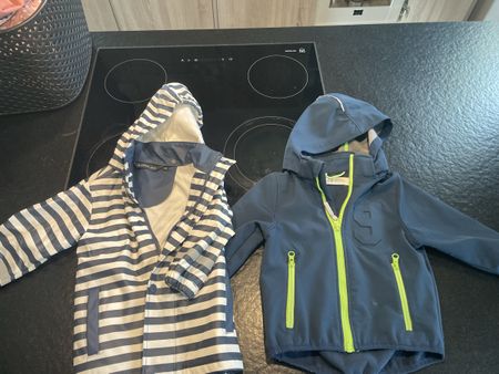 Dünne Regenjacke und Softshelljacke 92