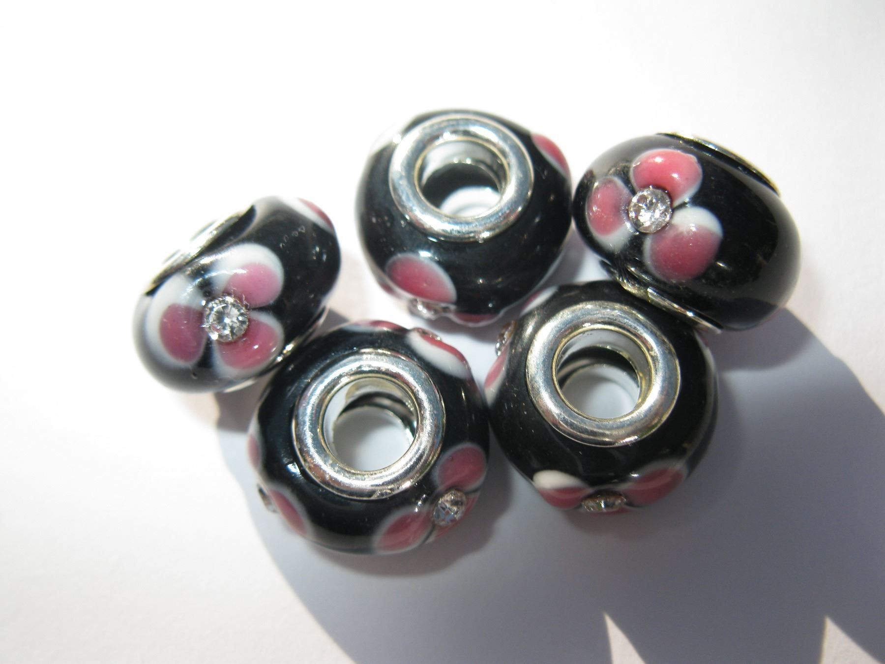 Perle (finte): 2 Grosslochperlen Glas Beads mit Blume und Strass – Nuovo e nell'imballaggio originale da St. Margarethen TG venduto da LuanaKa