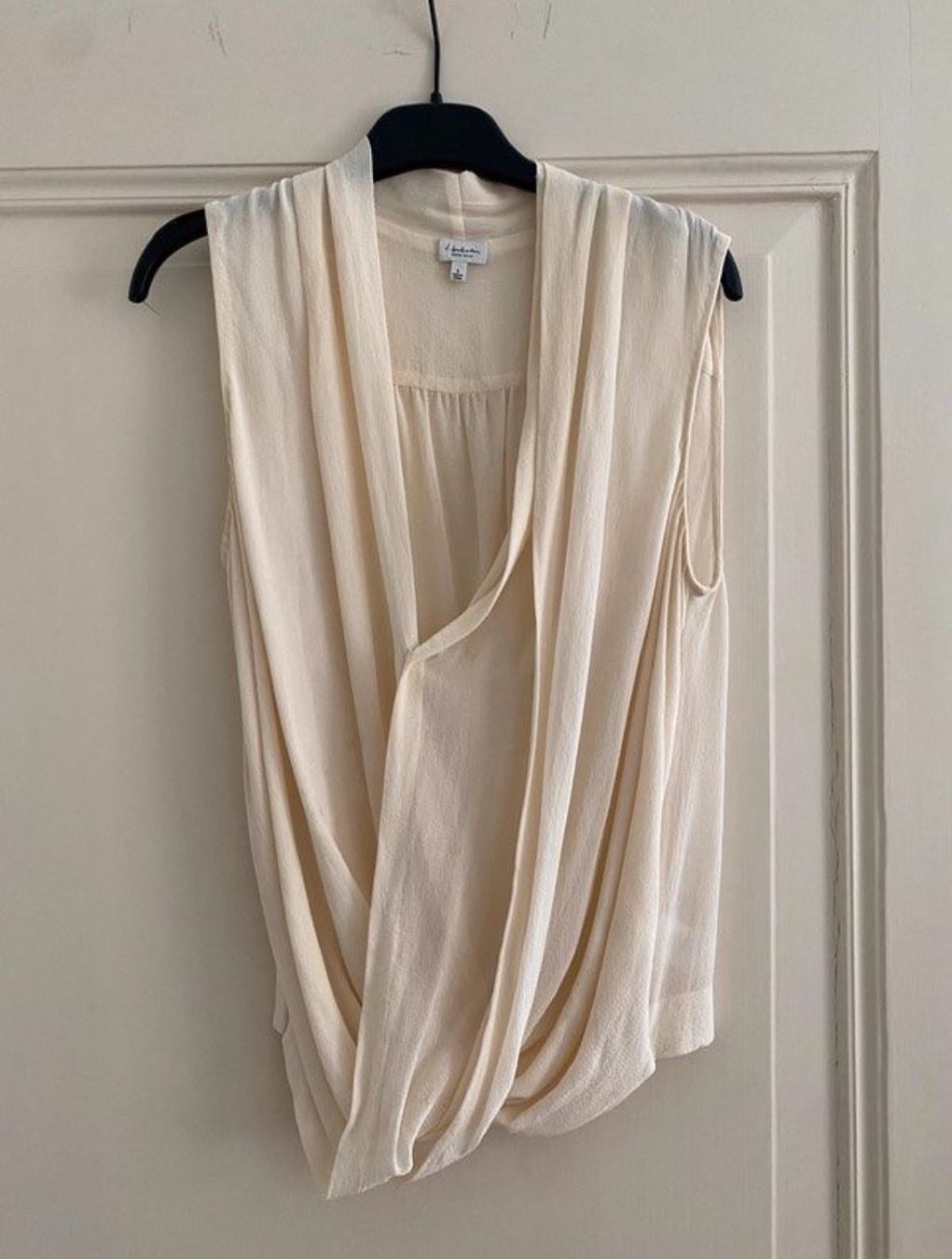 Camicette: Weiße Aritzia Seidenbluse – Usato da Zürich venduto da lydia_l