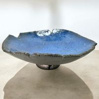 Grand vide-poches en grès d'art, émaillé bleu. Signé.