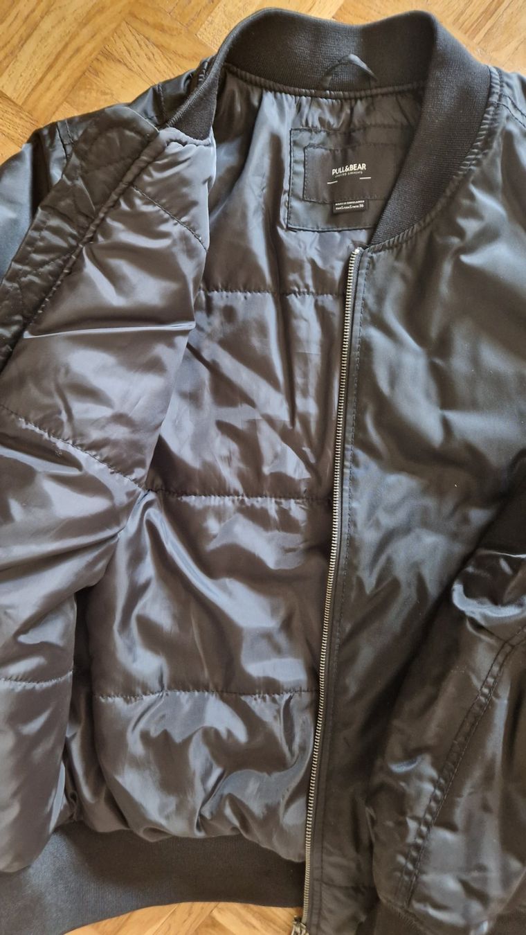 Pull&Bear Vestes: Bomberjacke PULL&BEAR schwarz Grösse S guter Zustand – D'occasion à Zürich par Namarmont 1