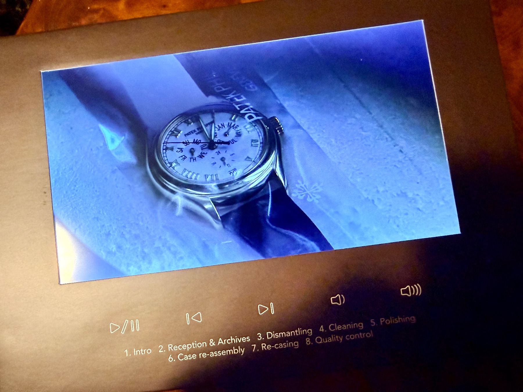 Patek Philippe Orologi: PATEK PHILIPPE "Commitment to Service" video brochure, rare! – Nuovo e nell'imballaggio originale da Mont-sur-Lausanne venduto da vmi_ym5l 5