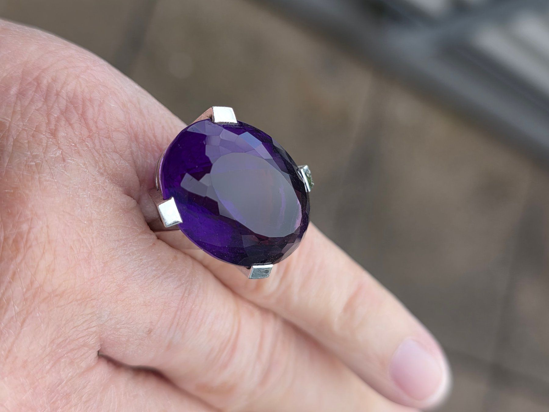Anelli: Ring mit sehr grossem Amethyst – Usato da Langendorf venduto da munzli59 2