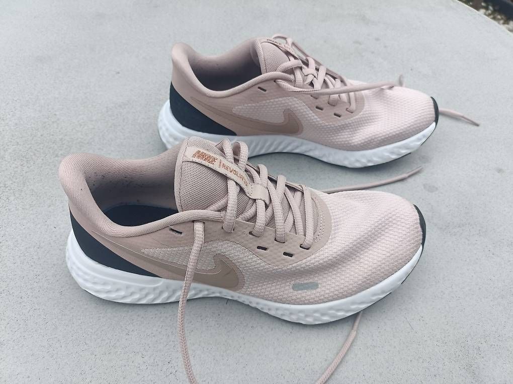 Nike Scarpe da donna: NIKE Schuhe (Revolution 5) – Usato da Strengelbach venduto da sas_rkr5