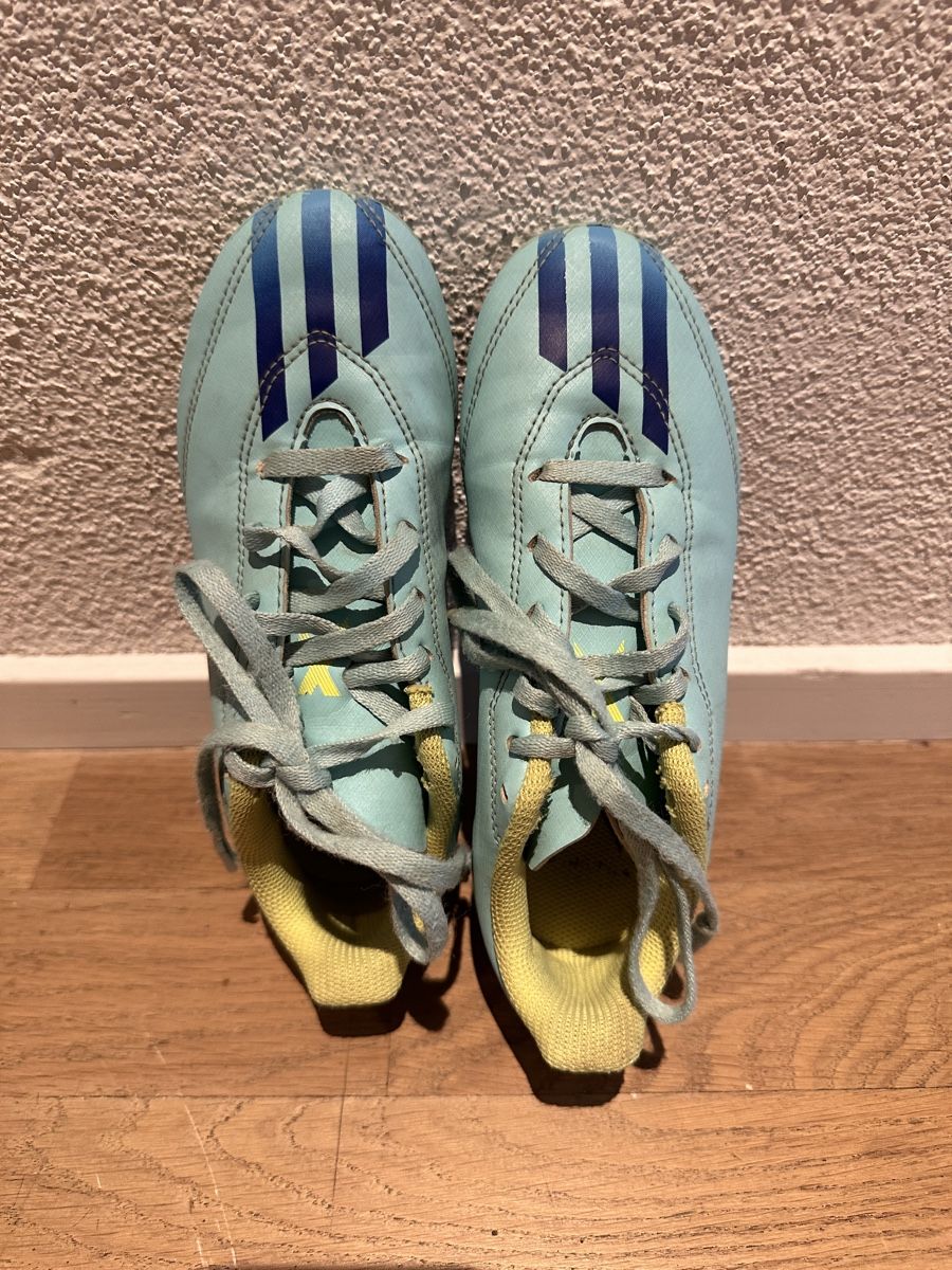 Scarpe per ragazzi: Fussballschuhe 33 – Usato da zug venduto da saliviolyn