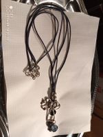 Lange Kette mit Anhängern
