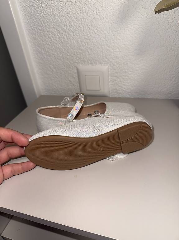 Schuhe für Mädchen: Weisse Mädchen Schuhe – Gebraucht aus Fahrweid von ant_gqm8 1