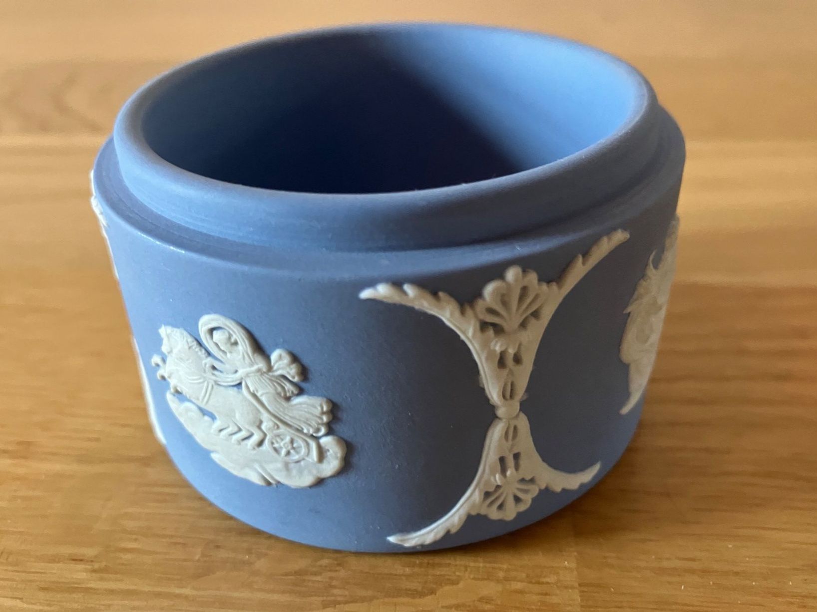 Tutte le decorazioni: Schmuckdose aus blauer Jasperware von Wedgwood – Usato da Bern venduto da schoenisache 1