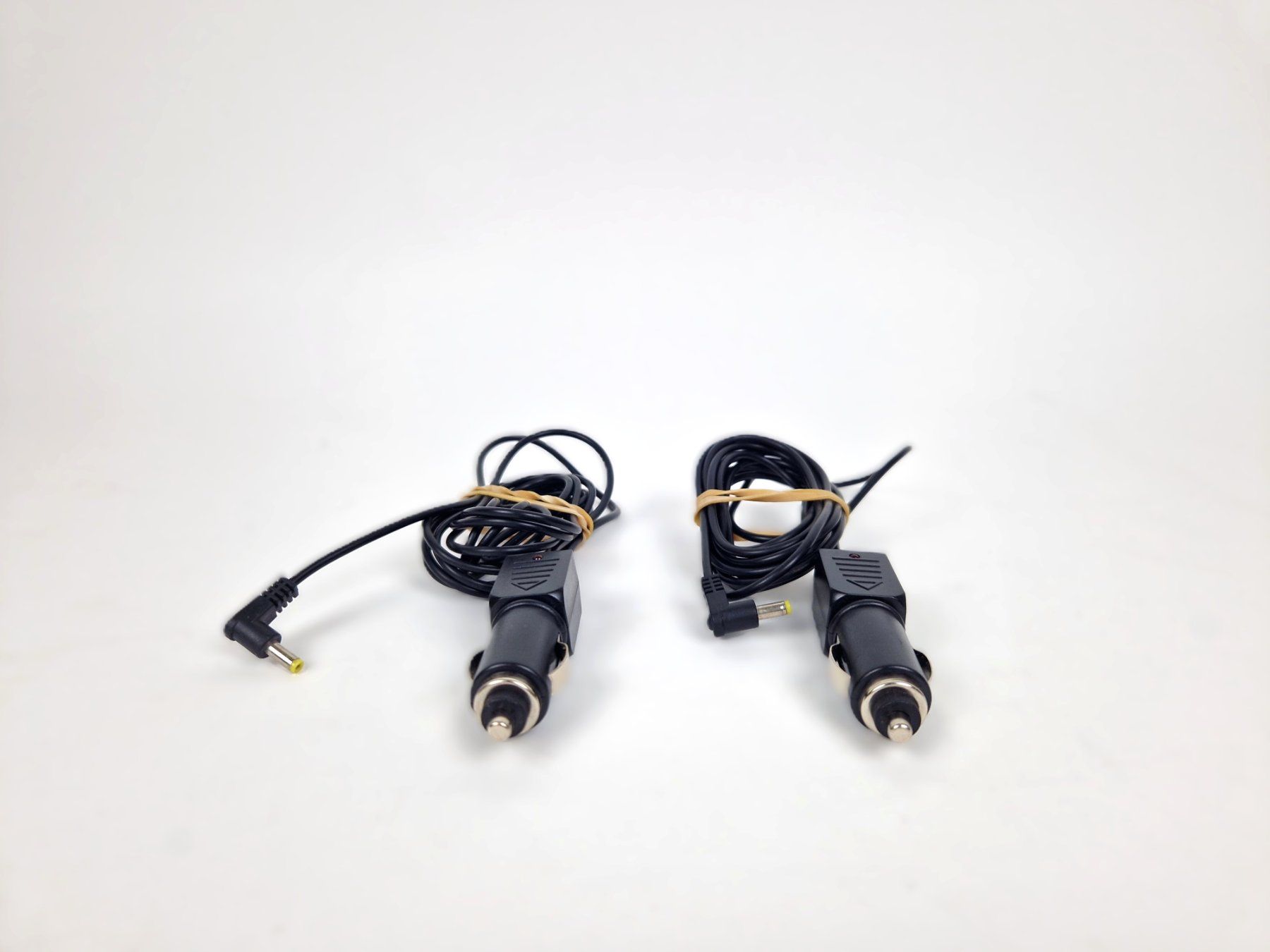 Cavi: 2 x 12V-KFZ-Ladekabel mit DC-Hohlstecker – Usato da Basel venduto da Restwert_Basel 1