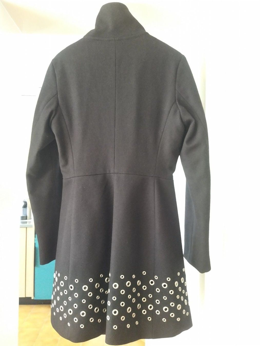 Cappotti: Cappotto DENNY ROSE nero con borchie in metallo – Usato da Figino venduto da Palotta 1
