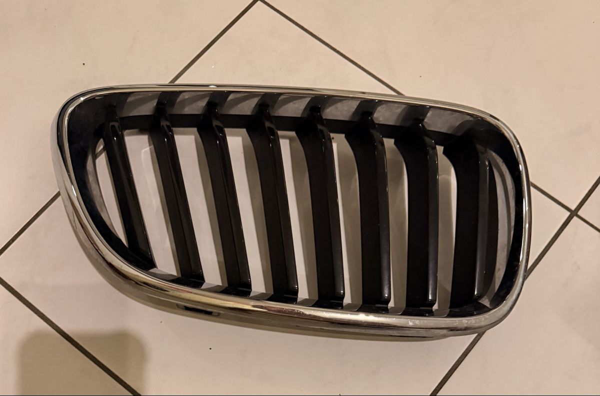 BMW Tutti pezzi di ricambio auto: BMW F22 Frontgrill Original 2014 - 2021 – Usato da Eschenbach LU venduto da Galaxis.ch 1