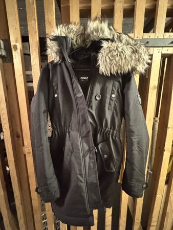 ONLY Winterjacke mit Kapuze schwarz
