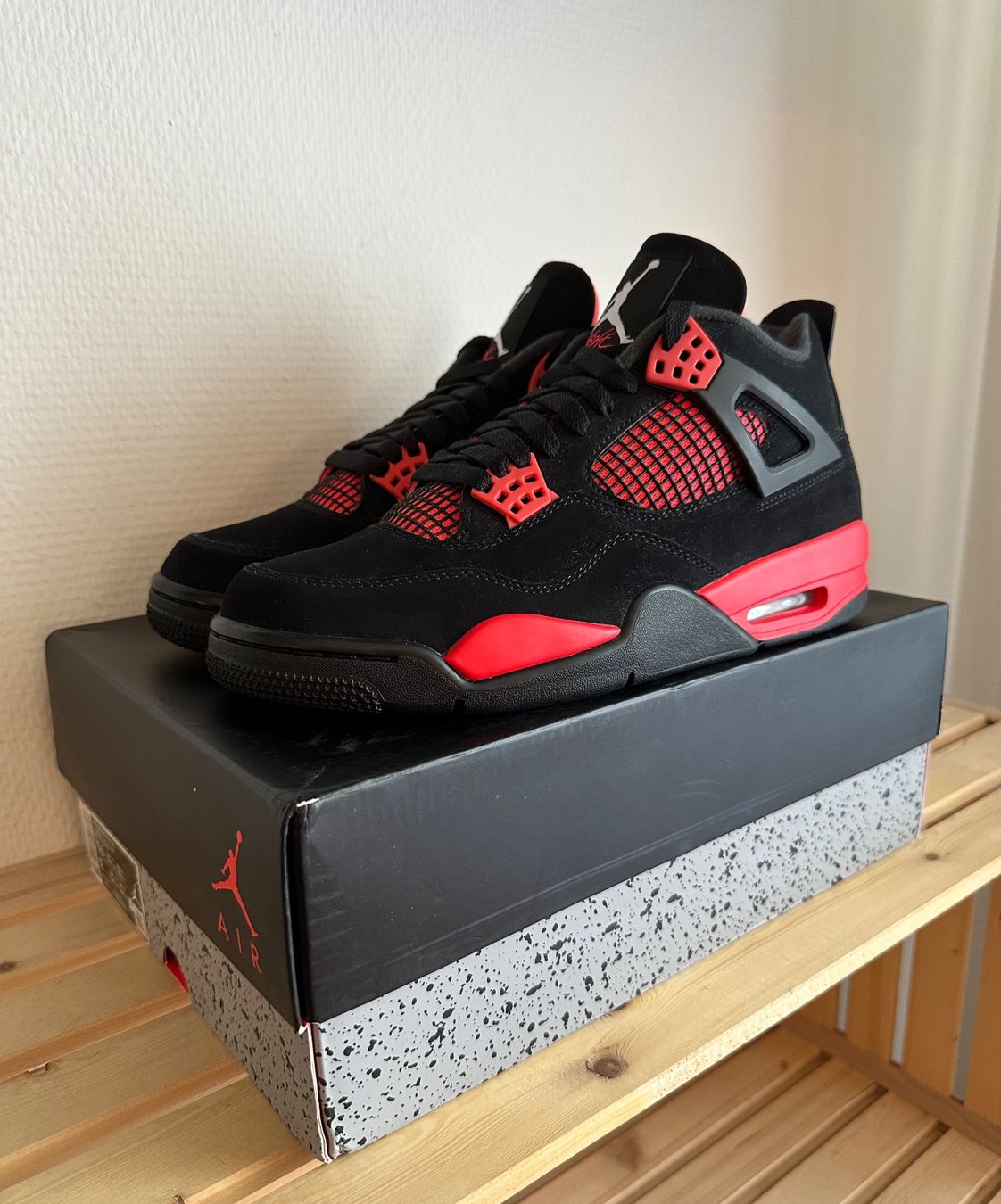 Jordan Scarpe da uomo: Jordan 4 Retro Red Thunder / EU 44,5 – Nuovo e nell'imballaggio originale da Abtwil SG venduto da PauloDybala10