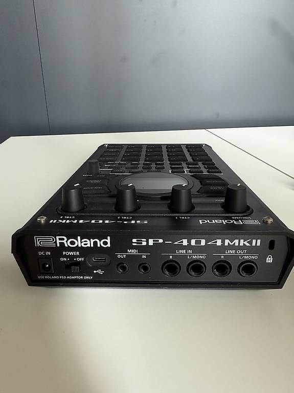 Roland Strumenti musicali: Roland SP 404 MKII inkl. Cover – Usato da Bischofszell venduto da Nenga 2
