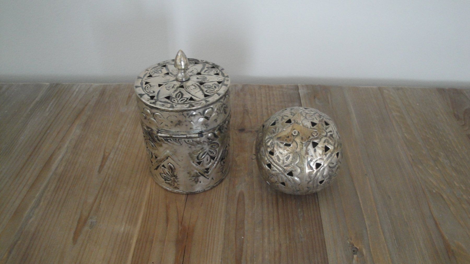 Tutte le decorazioni: Set orientalisch Potpourri Kugel und Dose Silber – Usato da Erlenbach ZH venduto da Sondeiwendiz 2