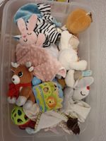 Kiste voller Plüschtiere und Babyspielzeug diverse