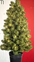 Künstlicher Christbaum mit LED-Lämpchen