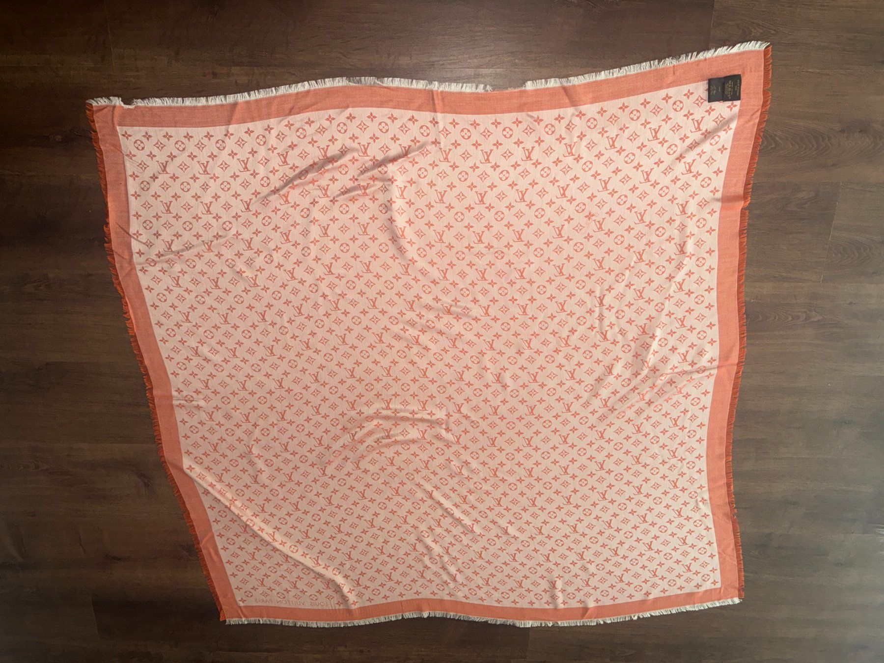 Louis Vuitton Foulard & Sciarpe: Châle Monogram Louis Vuitton – Usato da St-Sulpice VD venduto da juhdu 1