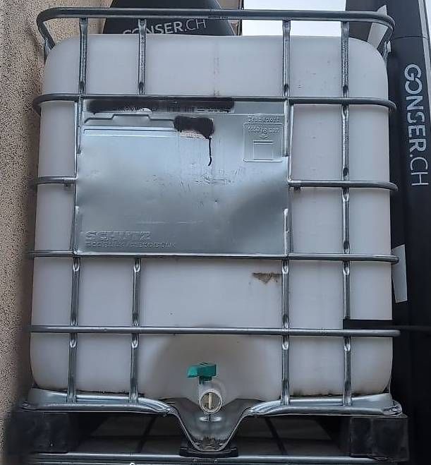 Abbeveratoi e trogoli: 2 IBC Wassertank 1000l Wasserbehälter RegenwassertankGarten – Usato da Wettingen venduto da ray_boccia 2
